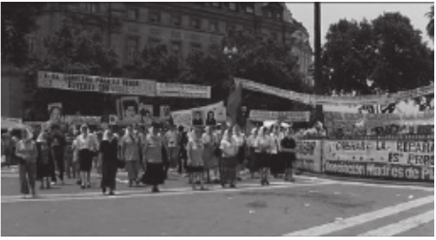 Iconografía de las asociaciones de familias: retratos de carnet, siluetas, marcha en la Plaza de Mayo