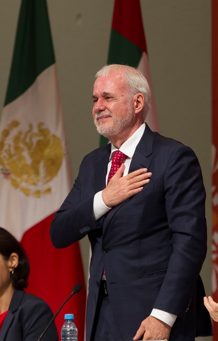 Un hombre con un traje de color rojoDescripción generada automáticamente con confianza media