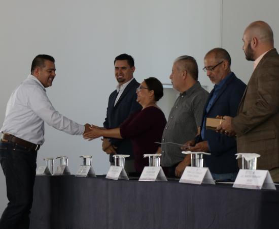 Reconocen a docentes y administrativos por sus años de servicio a la Universidad de Guadalaraja