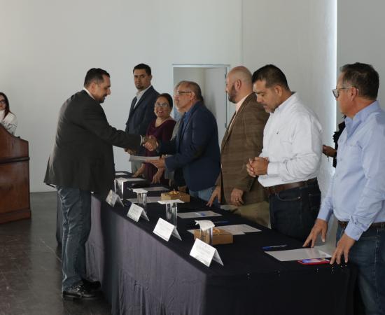 Reconocen a docentes y administrativos por sus años de servicio a la Universidad de Guadalaraja