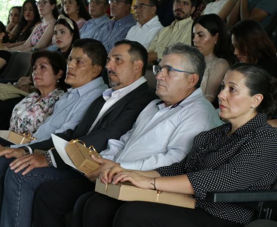 Reconocen a docentes y administrativos por sus años de servicio a la Universidad de Guadalaraja