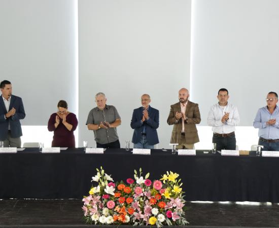 Reconocen a docentes y administrativos por sus años de servicio a la Universidad de Guadalaraja