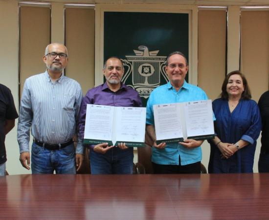 El Rector de la UQRoo, Mtro. Francisco López Mena y el Rector del CUN de la UDG, Mtro. Uriel Nuño Gutiérrez establecieron el compromiso formal para que ambas Instituciones de Educación Superior impulsen la investigación básica aplicada, orientada a la innovación, pertinencia, adaptación transferencia tecnológica, científica y artística en el ámbito de la interculturalidad.