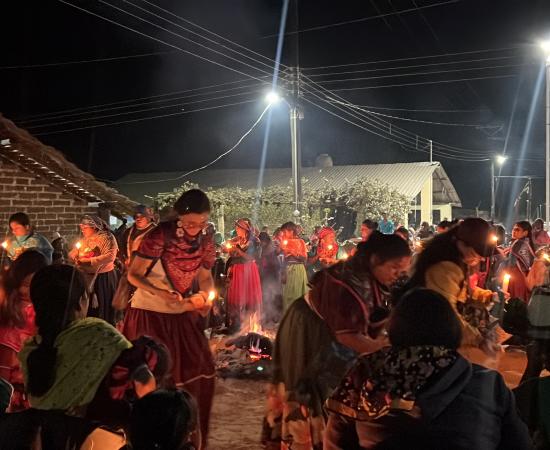 Estudiantes, docentes y autoridades del CUNorte participan en ceremonia wixárika para bendecir sede en Tuxpan de Bolaños