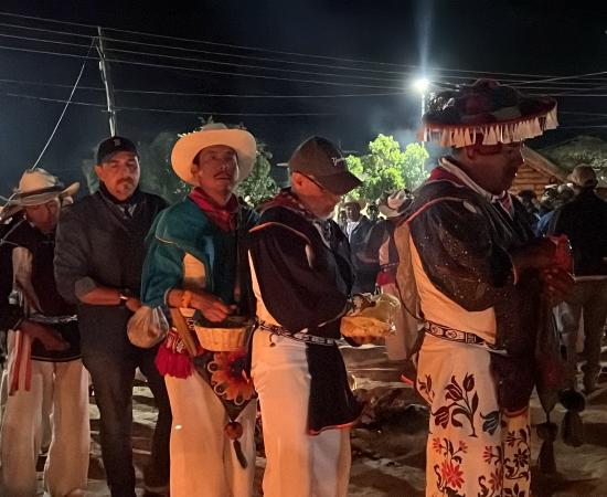 Estudiantes, docentes y autoridades del CUNorte participan en ceremonia wixárika para bendecir sede en Tuxpan de Bolaños