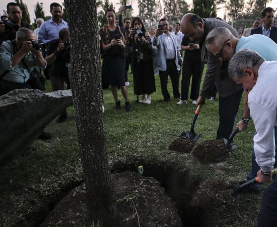 Colocan monumento vivo en memoria de Raúl Padilla López