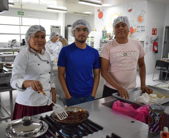 Estudiantes fortalecen conocimientos sobre entomofagia mediante taller de recolección y procesamiento de chapulines